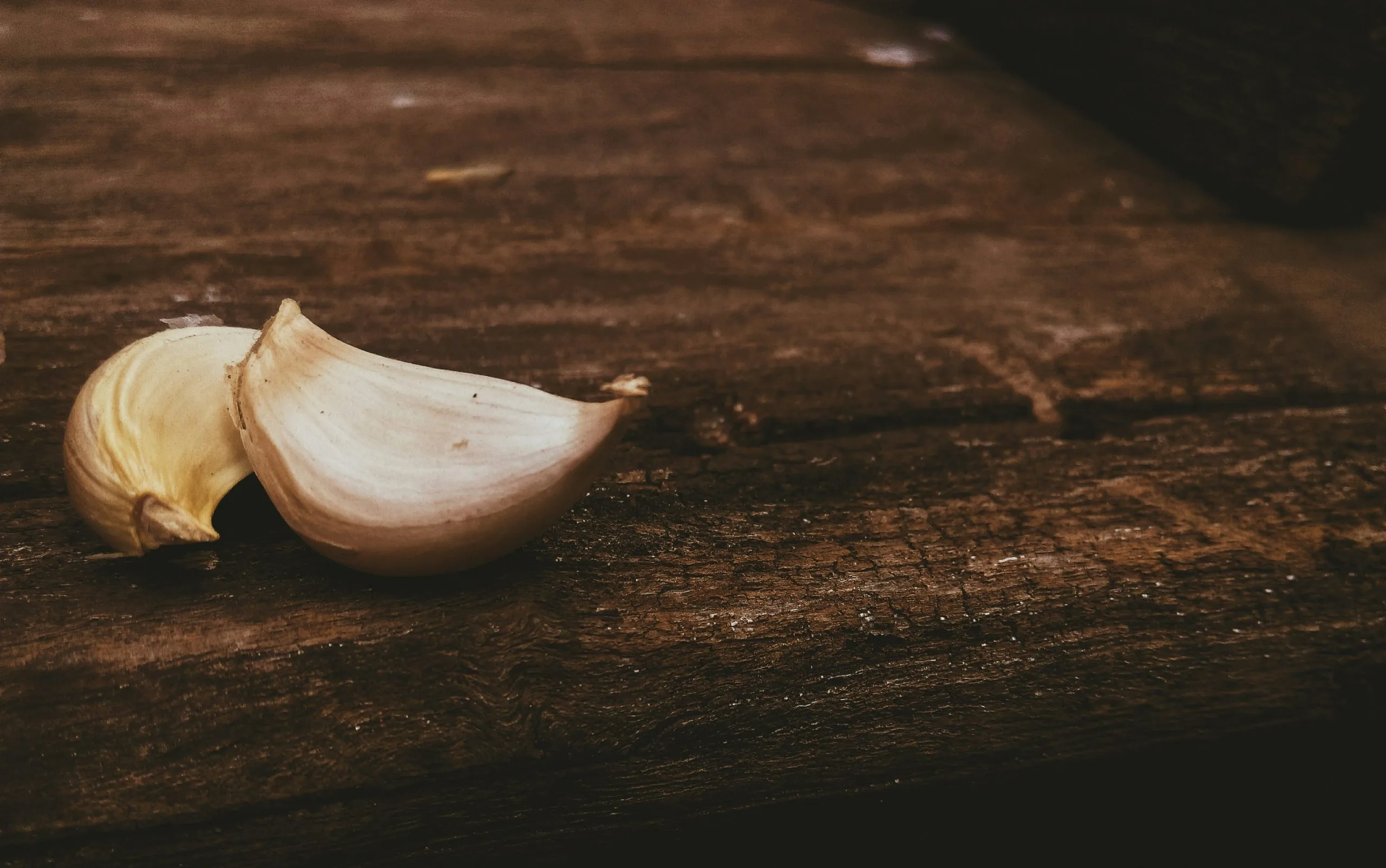 Cloves of garlic, another homemade robin repellent ingredient